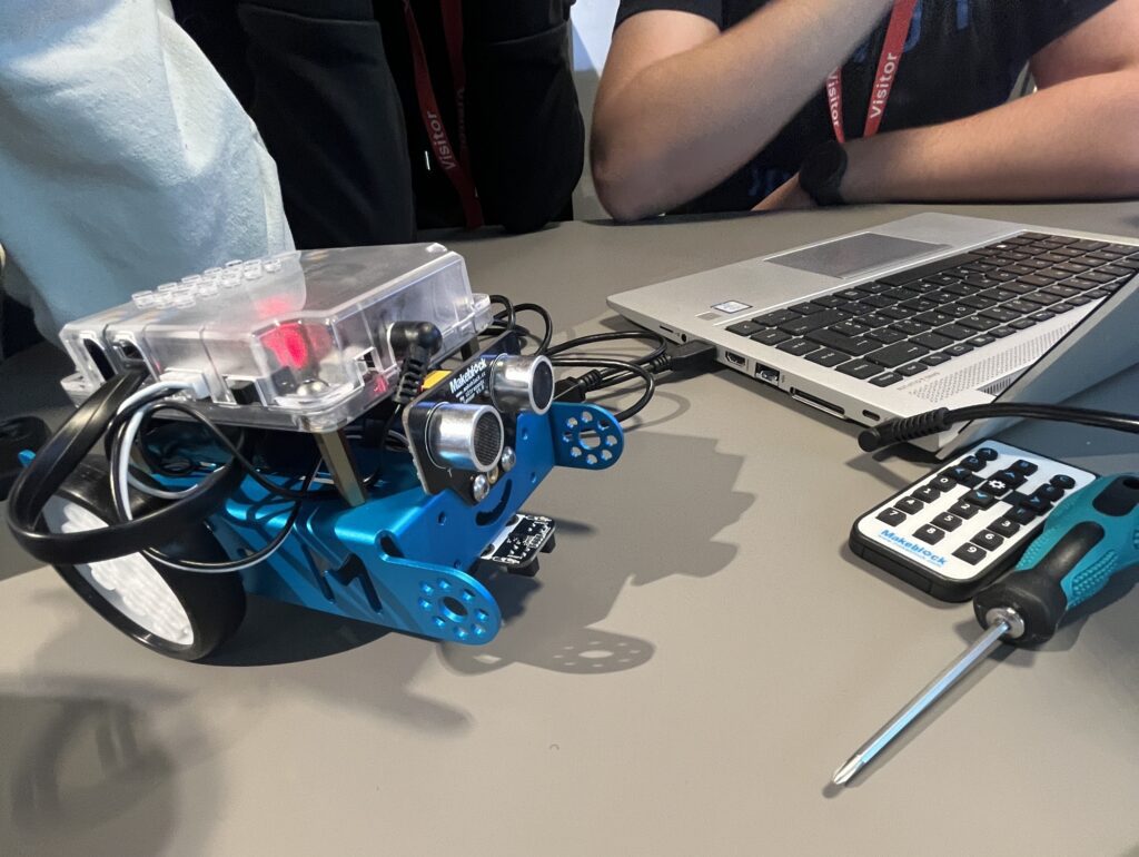 Firmenbesuch_Accenture_2_Roboter programmieren