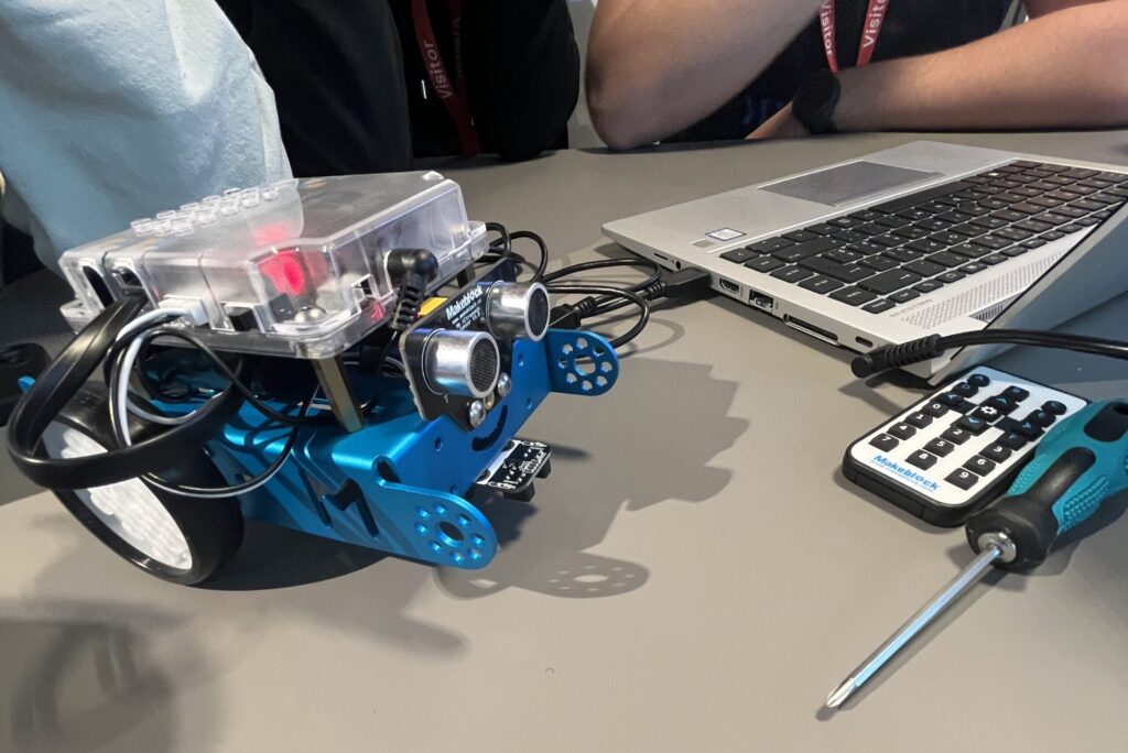Firmenbesuch_Accenture_2_Roboter programmieren